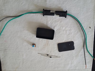 Componentes: 2 diodos, caja plástica, switch, conectores de goma.
