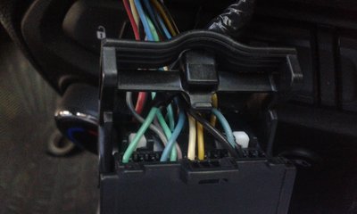 Corte el primer cable verde q se ve en la foto del lado izquierdo y lo saque  afuera para ponerle una ficha d encendido y apagado