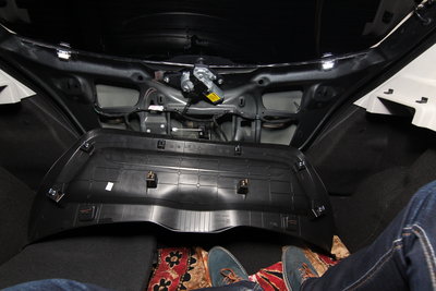 IMG_1256.jpg (773.36 KiB) Visto 3642 veces Contracara del plástico de la luneta. Se saca con la mano haciendo fuerza por los bordes. Las trabas más jodidas de sacar son las centrales, el resto es fácil.