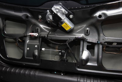 IMG_1226.JPG (876.04 KiB) Visto 3642 veces El cable que se desprende antes de llegar al lavaluneta y va hacia la cerradura es el que nos interesa. Lleva 1 masa y el gris+violeta