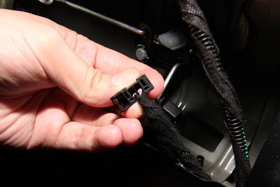 IMG_1239.jpg (640.86 KiB) Visto 3642 veces Conector del pulsador de cerradura. El cable gris con violeta es el que se va a masa cuando la cerradura está abierta.