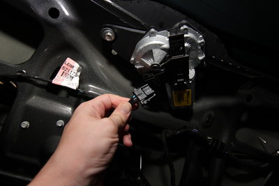 IMG_1258.jpg (664.58 KiB) Visto 3642 veces Conector del lavaluneta. El cable del centro es el que tiene 12v todo el tiempo