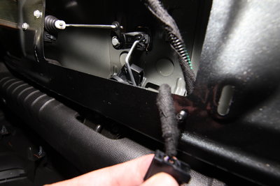 IMG_1240.jpg (652.26 KiB) Visto 3642 veces No se si se llega a ver el conector de la cerradura, está detrás del fierrito que va al tambor. Esto es lo que hay que buscar, si está, simplemente hay que llevar masa hasta ahí, y traer un cable de vuelta para la luz de baúl. Si no está, lo único que queda es un pulsador. El conector debe ser medio jodido de conseguir así que imagino que hay que inventar algo. Calculo que lo mejor es sacar la cerradura para trabajar cómodo y hacerle unos chicotes soldando cable a los conectores.