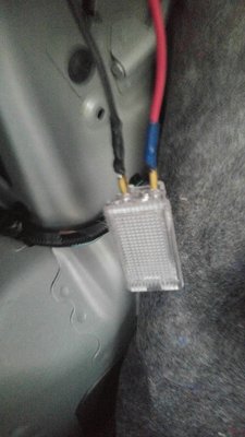 Este es el porta lampara;<br />Recuerden rojo conectado a 12v continuos(Este se conecta al gris y Rosa del Chicote de cables), y negro a masa de cerradura.