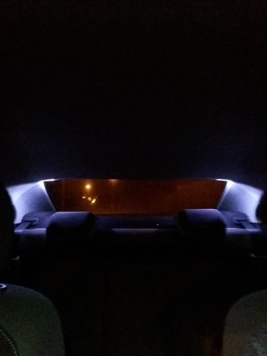 20170505_225149.jpg (892.37 KiB) Visto 5151 veces Hola asi quedo con los led en las plazas traseras el prisma, que les parece??<br />son 2 tiras de 3 led cada una aderidas a la luneta y conectadas al plafon delantero.
